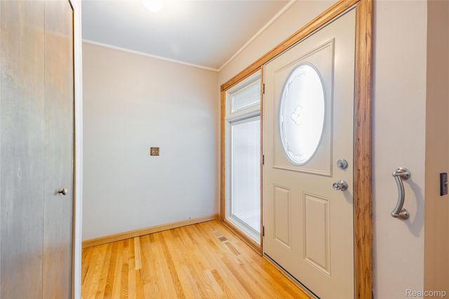 5035 Hillcrest Court, Trenton, MI 48183