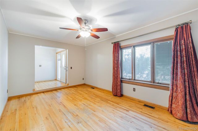 5035 Hillcrest Court, Trenton, MI 48183