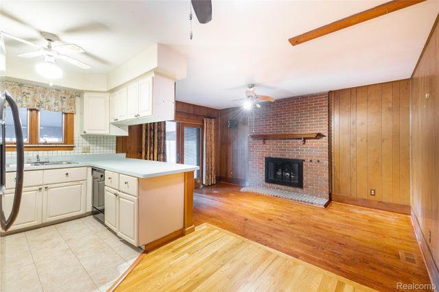 5035 Hillcrest Court, Trenton, MI 48183