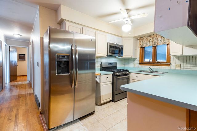 5035 Hillcrest Court, Trenton, MI 48183