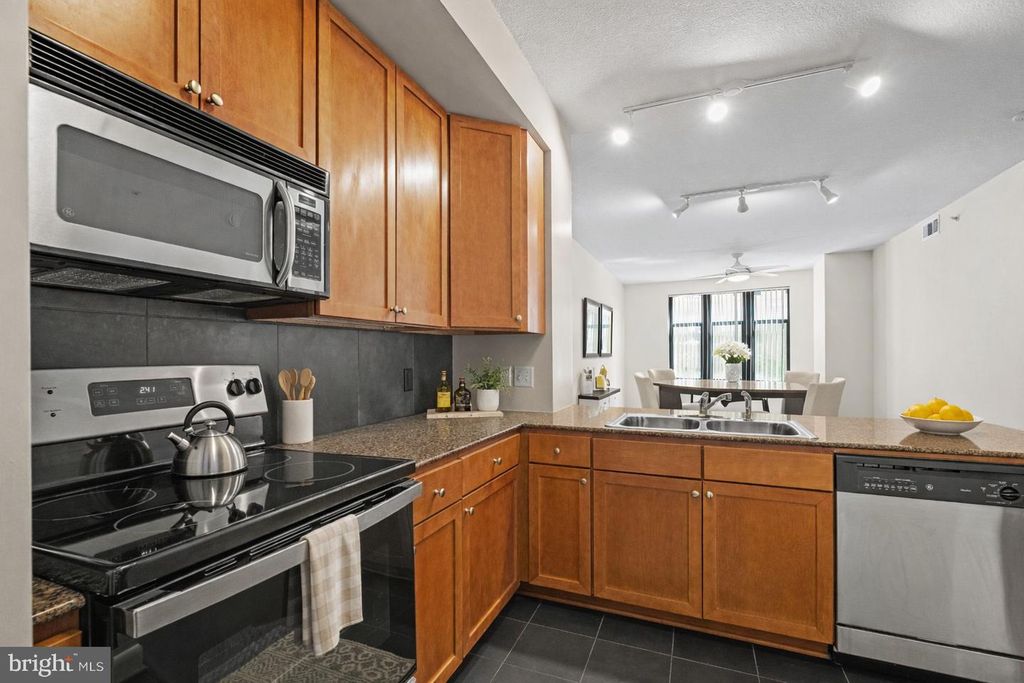 Image 13 of property listing at 400 MASSACHUSETTS AVE NW #421, Washington, DC 20001