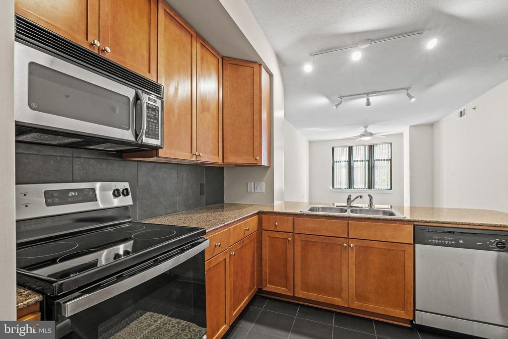 Image 14 of property listing at 400 MASSACHUSETTS AVE NW #421, Washington, DC 20001