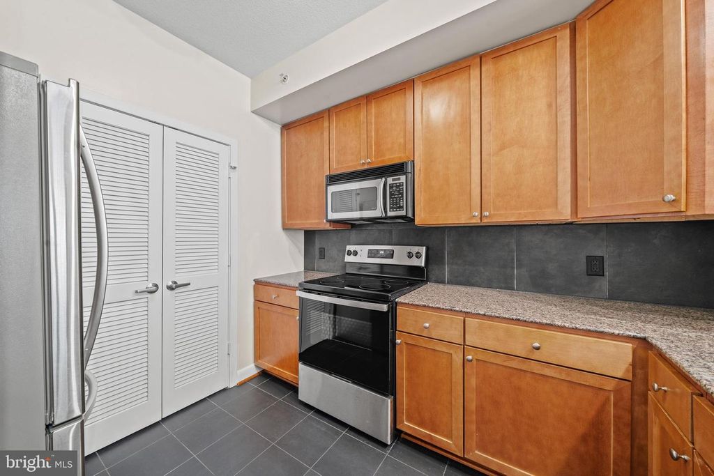 Image 15 of property listing at 400 MASSACHUSETTS AVE NW #421, Washington, DC 20001