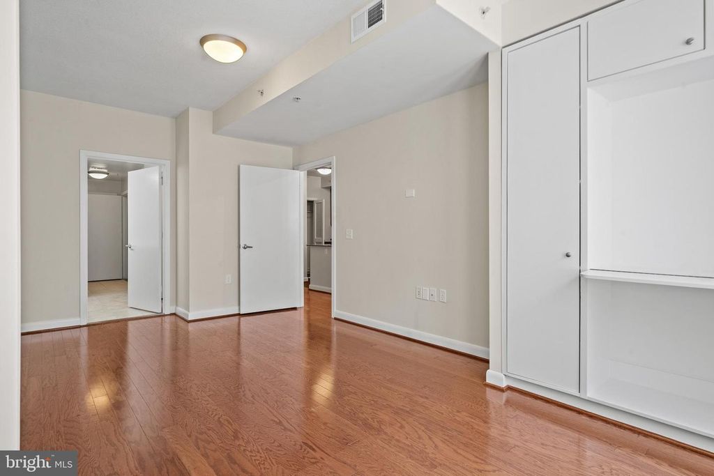 Image 18 of property listing at 400 MASSACHUSETTS AVE NW #421, Washington, DC 20001