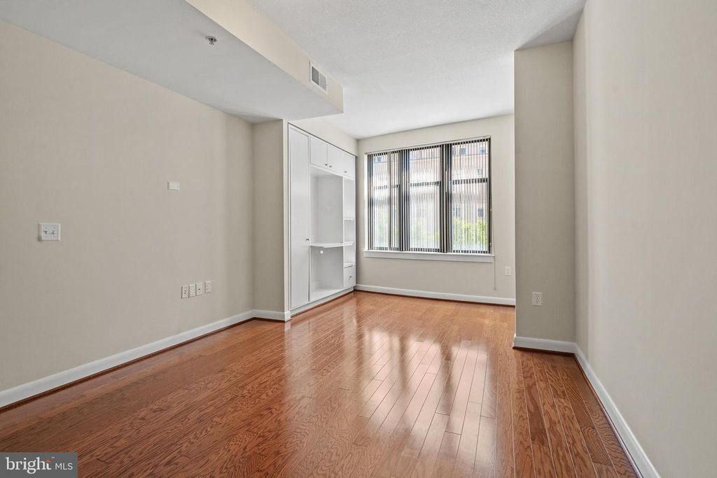 Image 20 of property listing at 400 MASSACHUSETTS AVE NW #421, Washington, DC 20001