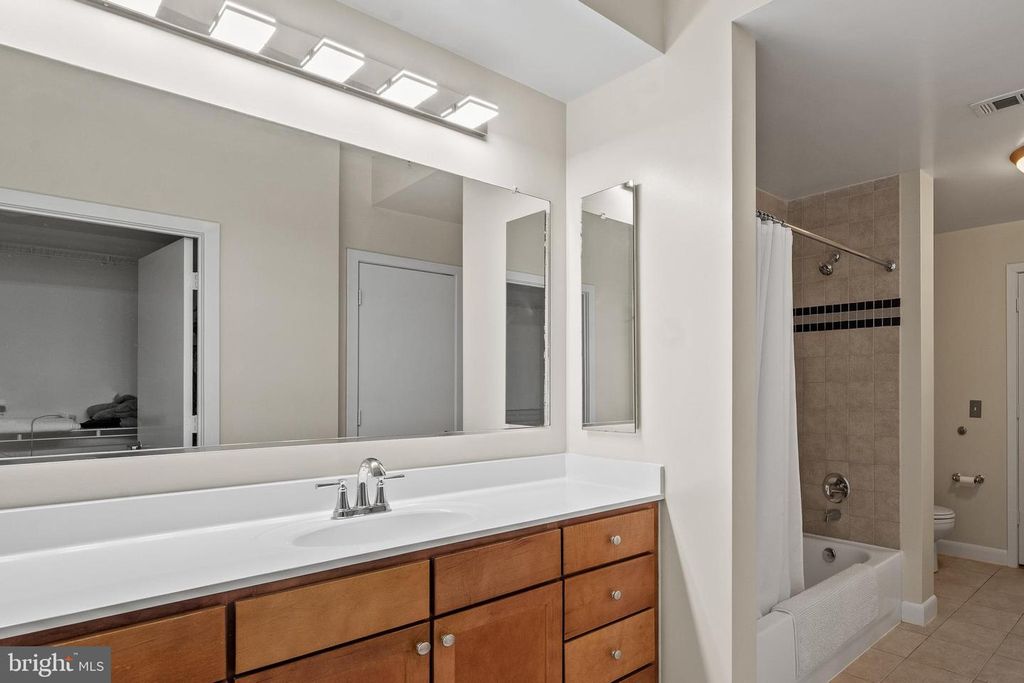 Image 25 of property listing at 400 MASSACHUSETTS AVE NW #421, Washington, DC 20001