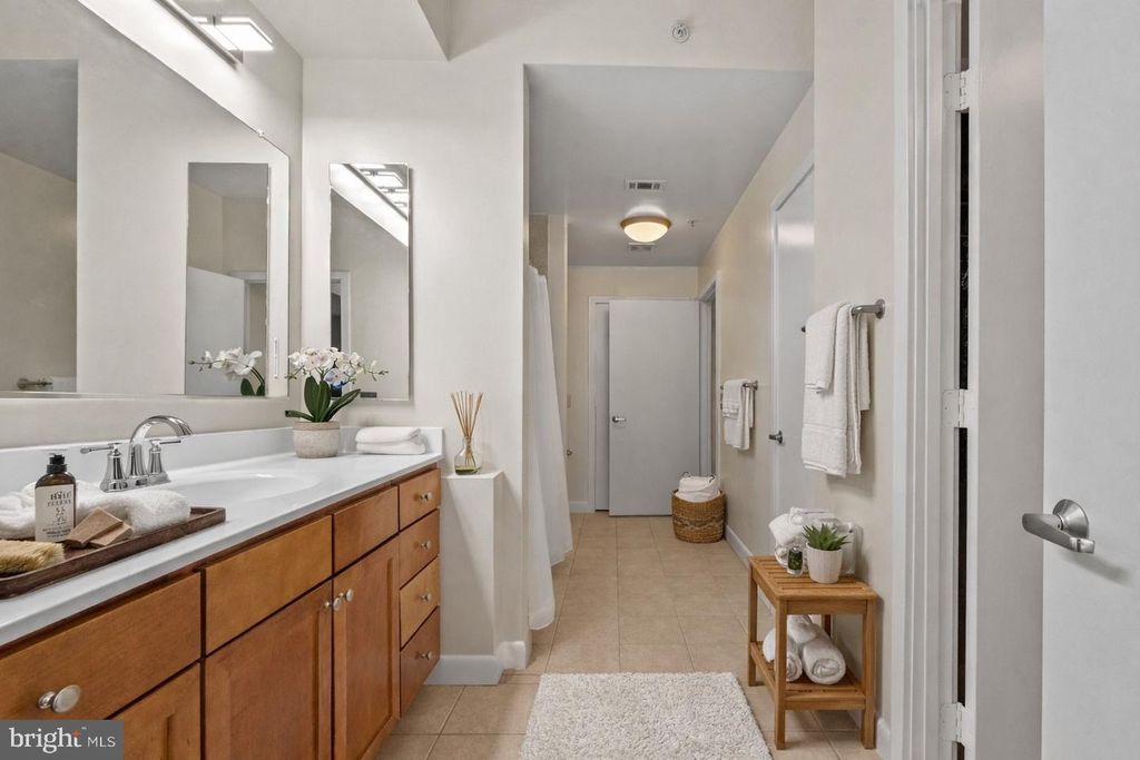 Image 27 of property listing at 400 MASSACHUSETTS AVE NW #421, Washington, DC 20001