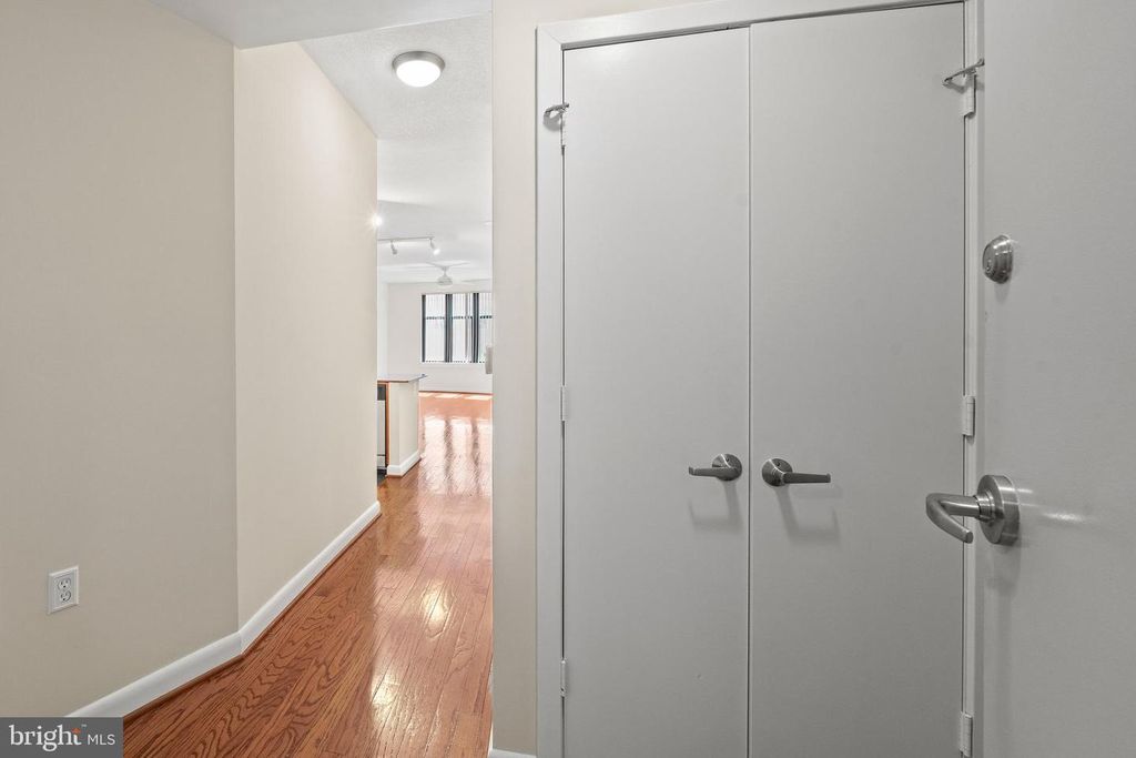 Image 5 of property listing at 400 MASSACHUSETTS AVE NW #421, Washington, DC 20001