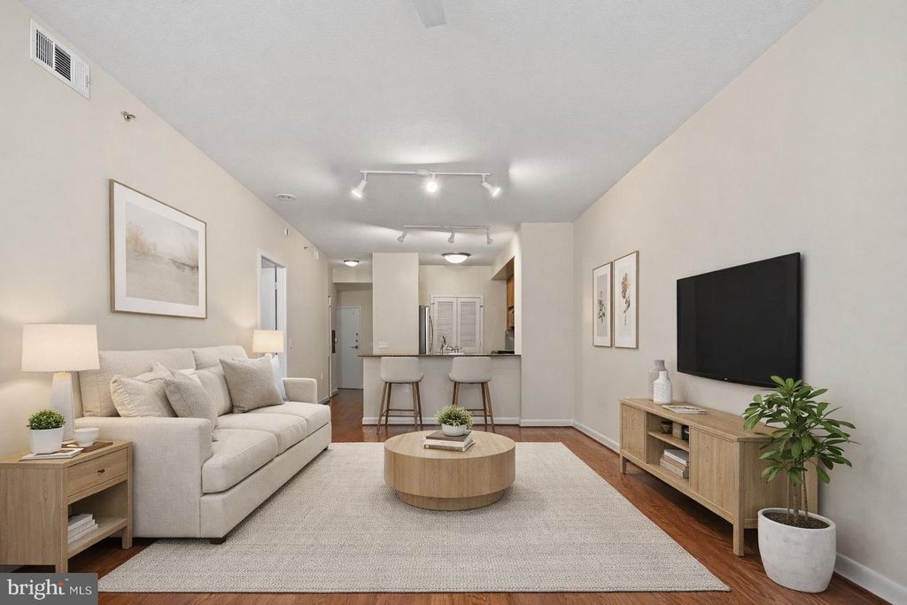 Image 8 of property listing at 400 MASSACHUSETTS AVE NW #421, Washington, DC 20001