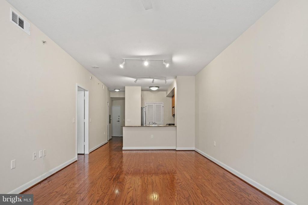 Image 9 of property listing at 400 MASSACHUSETTS AVE NW #421, Washington, DC 20001