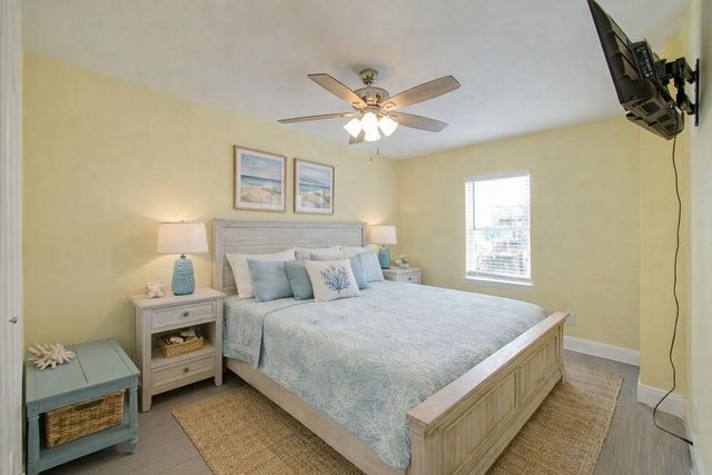 21225 Gulf Dr, Galveston, TX 77554