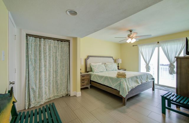 21225 Gulf Dr, Galveston, TX 77554