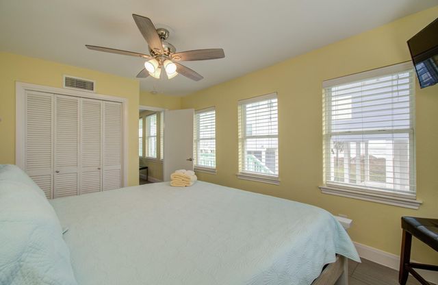 21225 Gulf Dr, Galveston, TX 77554