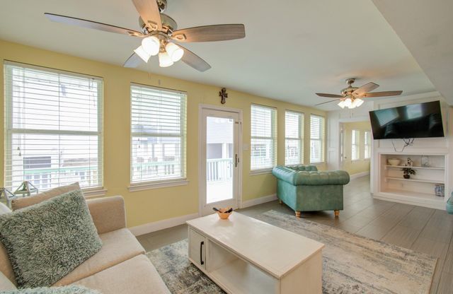 21225 Gulf Dr, Galveston, TX 77554