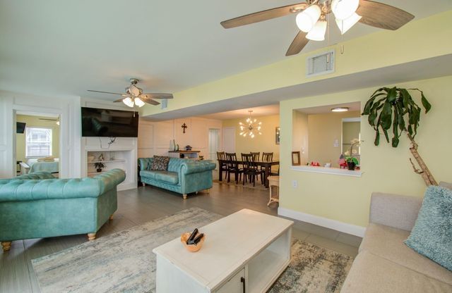 21225 Gulf Dr, Galveston, TX 77554