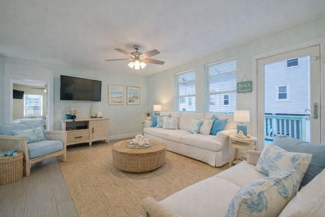21225 Gulf Dr, Galveston, TX 77554
