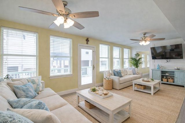 21225 Gulf Dr, Galveston, TX 77554