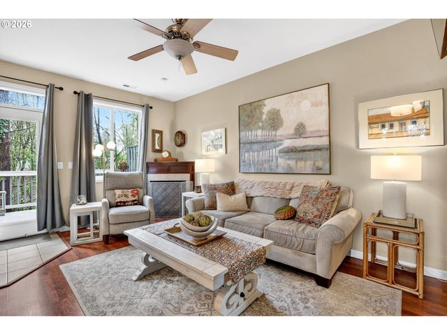 810 E 9TH St D13, Newberg, OR 97132