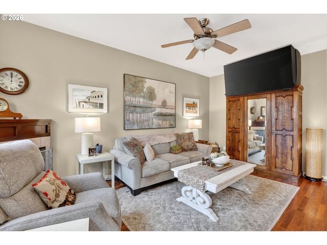 810 E 9TH St D13, Newberg, OR 97132