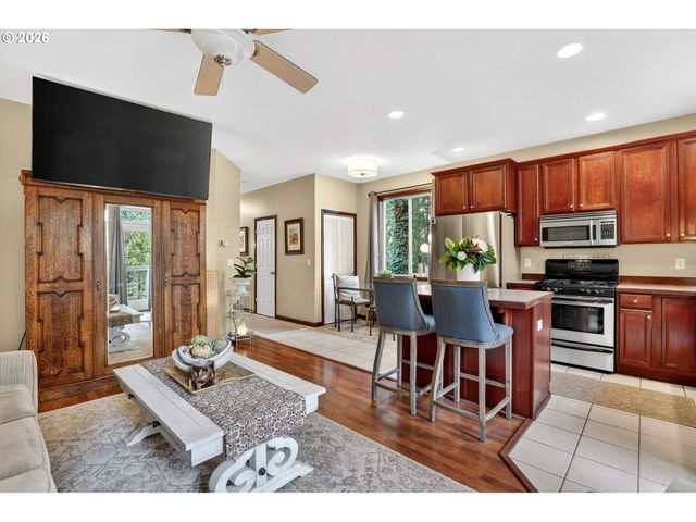 810 E 9TH St D13, Newberg, OR 97132