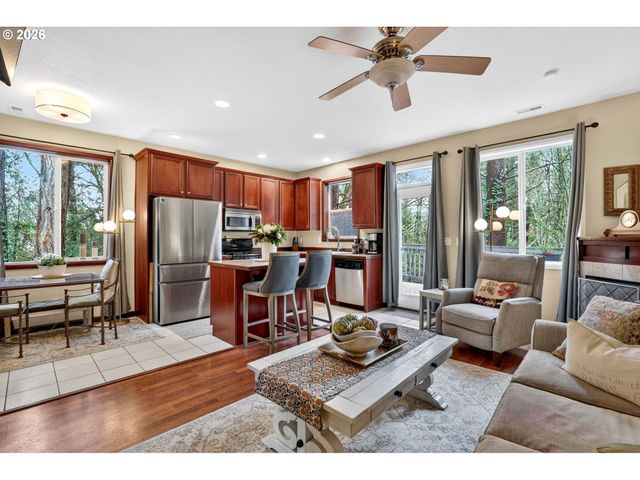 810 E 9TH St D13, Newberg, OR 97132
