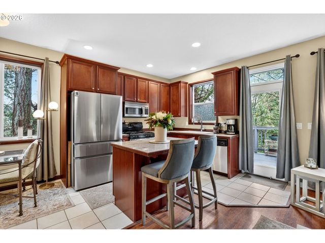 810 E 9TH St D13, Newberg, OR 97132