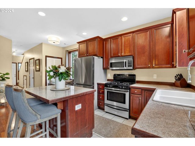 810 E 9TH St D13, Newberg, OR 97132