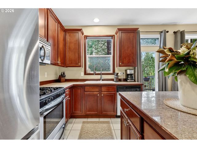 810 E 9TH St D13, Newberg, OR 97132