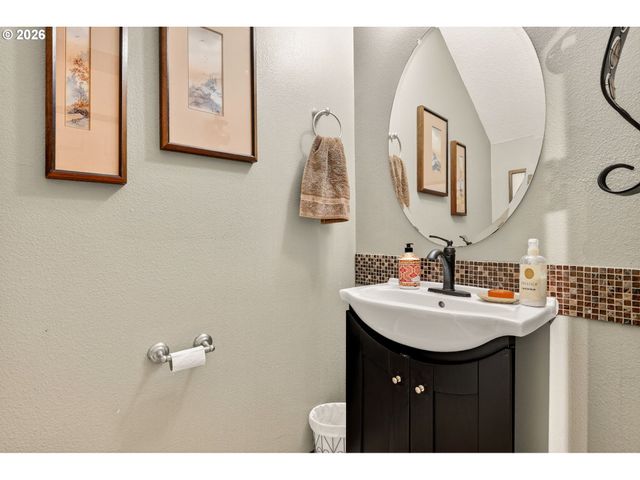 810 E 9TH St D13, Newberg, OR 97132