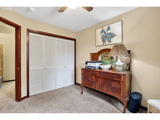 810 E 9TH St D13, Newberg, OR 97132