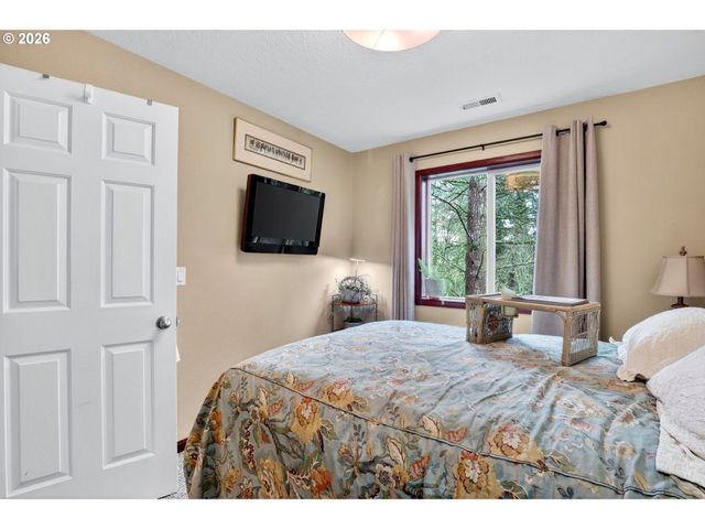810 E 9TH St D13, Newberg, OR 97132