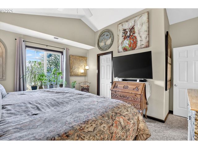 810 E 9TH St D13, Newberg, OR 97132