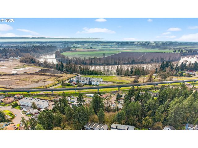 810 E 9TH St D13, Newberg, OR 97132