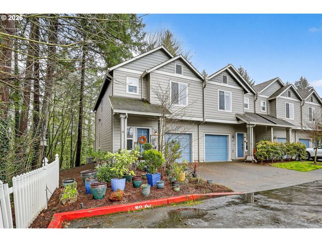 810 E 9TH St D13, Newberg, OR 97132