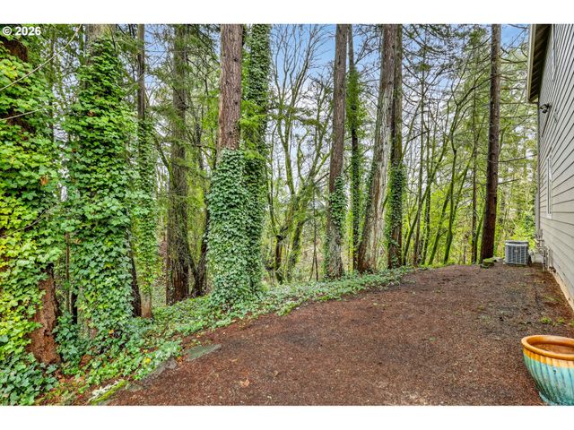 810 E 9TH St D13, Newberg, OR 97132