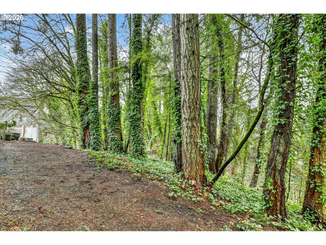 810 E 9TH St D13, Newberg, OR 97132