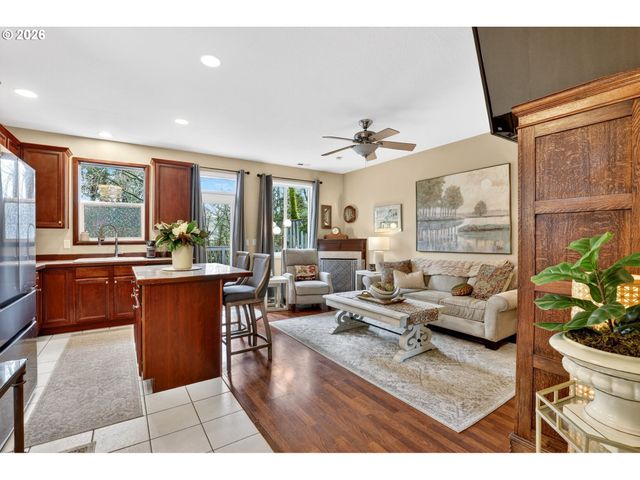 810 E 9TH St D13, Newberg, OR 97132