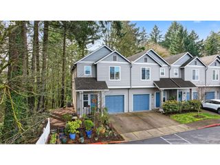 810 E 9TH St D13, Newberg, OR 97132