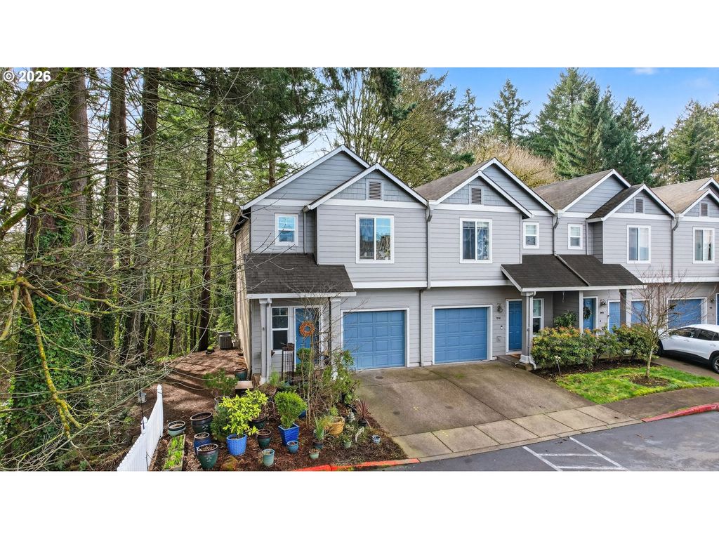 810 E 9TH St D13, Newberg, OR 97132