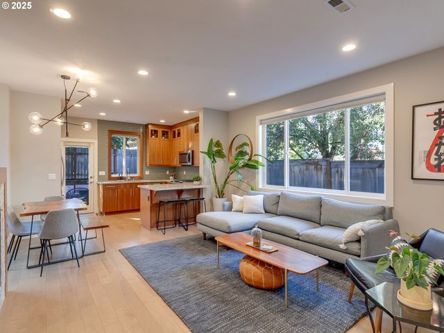 2810 N WATTS St, Portland, OR 97217