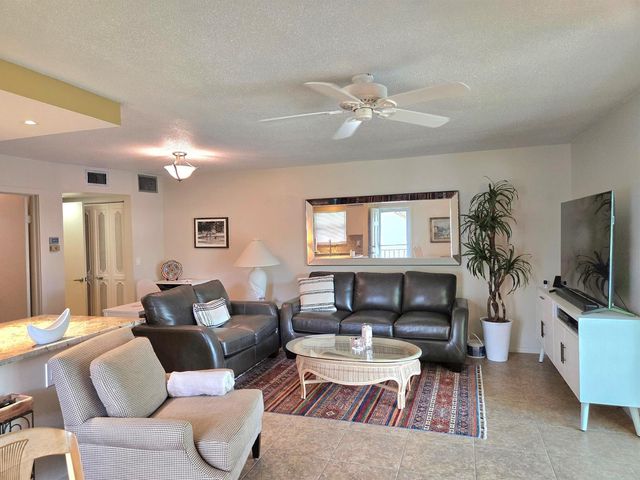 209 Oxford 100 209, West Palm Beach, FL 33417