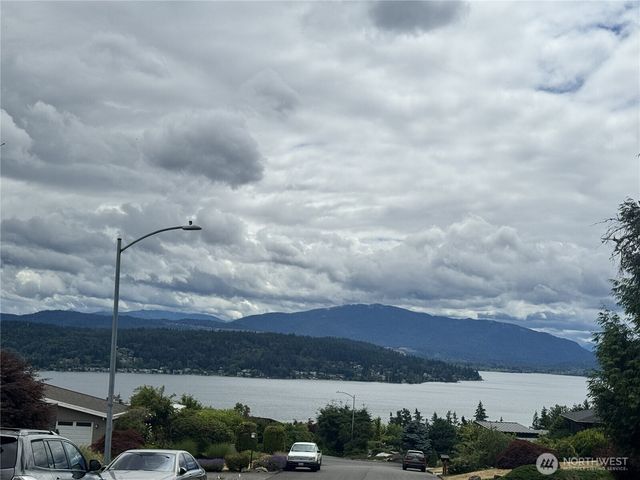 16711 NE 6th Place, Bellevue, WA 98008