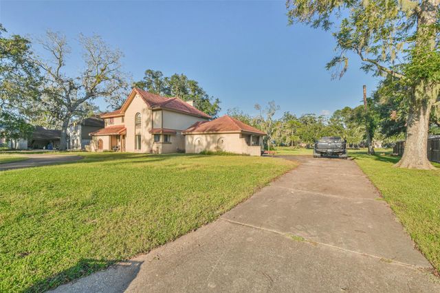 2253 River Valley Drive, West Columbia, TX 77486