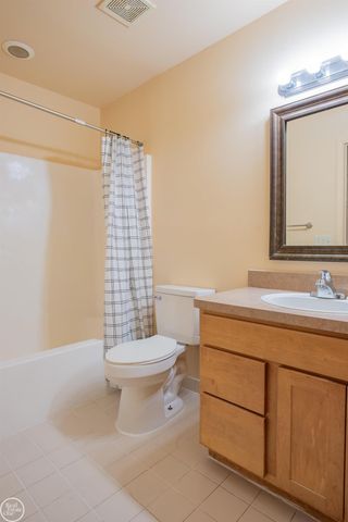 25523 Knoll Drive, Roseville, MI 48066