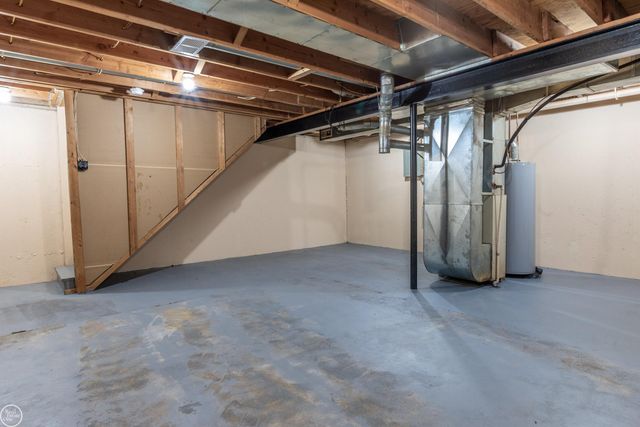 25523 Knoll Drive, Roseville, MI 48066