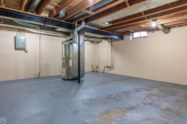 25523 Knoll Drive, Roseville, MI 48066