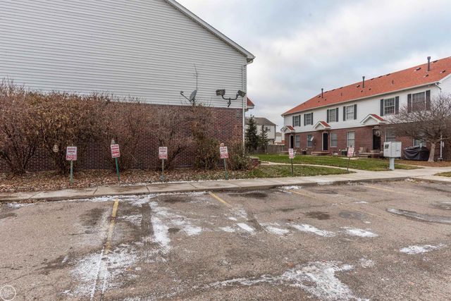 25523 Knoll Drive, Roseville, MI 48066