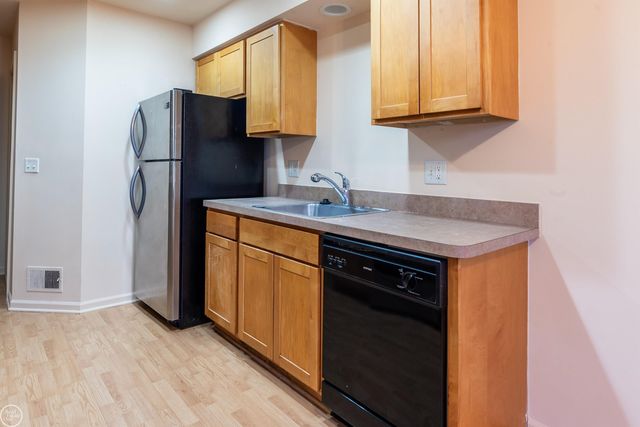 25523 Knoll Drive, Roseville, MI 48066