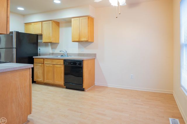 25523 Knoll Drive, Roseville, MI 48066