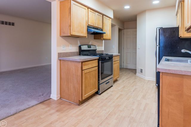 25523 Knoll Drive, Roseville, MI 48066